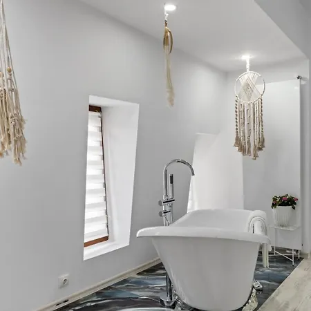 Selari Boutique Готель *